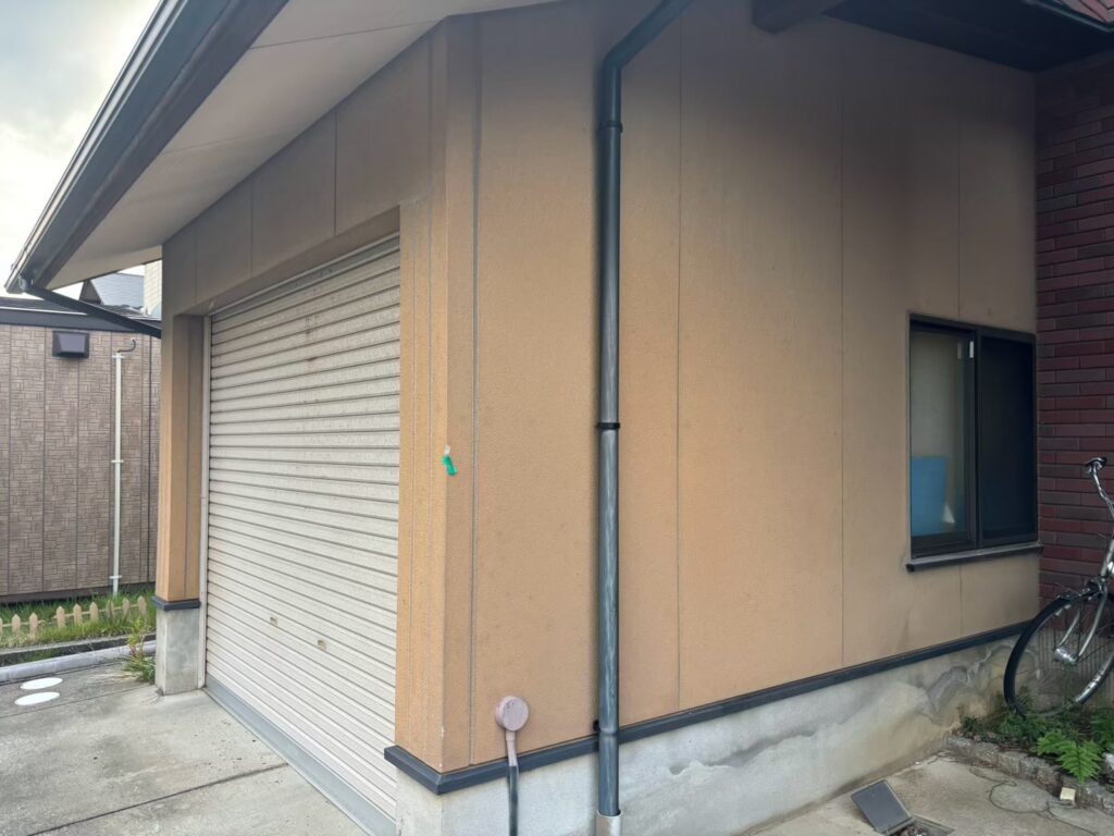 【外壁の一部欠損（マスキングテープでマーキング）】<br />
<br />
クラックに加えて、外壁の一部が欠けている箇所も確認されました。<br />
外壁材の欠損は、表面の塗膜だけでなく、外壁材そのものに損傷が生じている状態です。<br />
欠損した部分では外壁材の内部が露出することがあり、雨水や湿気の影響を受けやすくなる可能性があります。<br />
また、欠損部分の状態によっては、塗装だけでは十分な対策にならない場合もあります。<br />
そのため、欠けている範囲や周囲の外壁材の状態を確認し、補修の必要性を判断することが重要です。<br />
今回の現場では欠損箇所もマスキングテープでマーキングし、劣化している位置を確認しました。<br />
外壁塗装では、塗料を塗ることだけでなく、施工前にこうした損傷箇所を把握することが仕上がりを考えるうえで重要になります。
